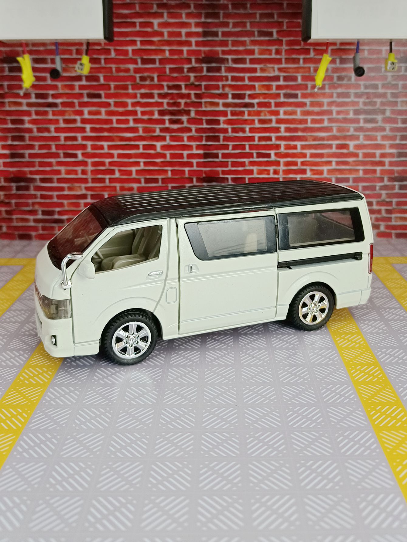 Decor Lighting Returns - Modellino in lega Toyota Hiace in