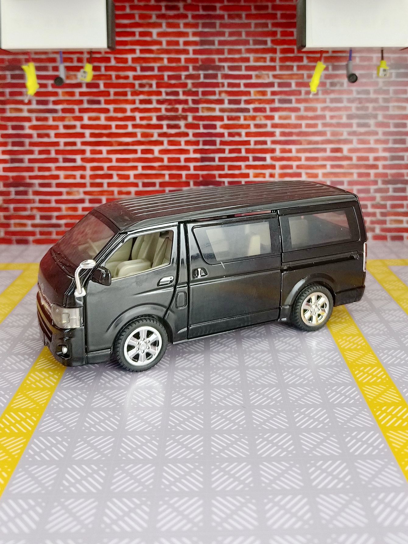 Modellino in lega Toyota Hiace - Decor Lighting Returns recensione e prezzo