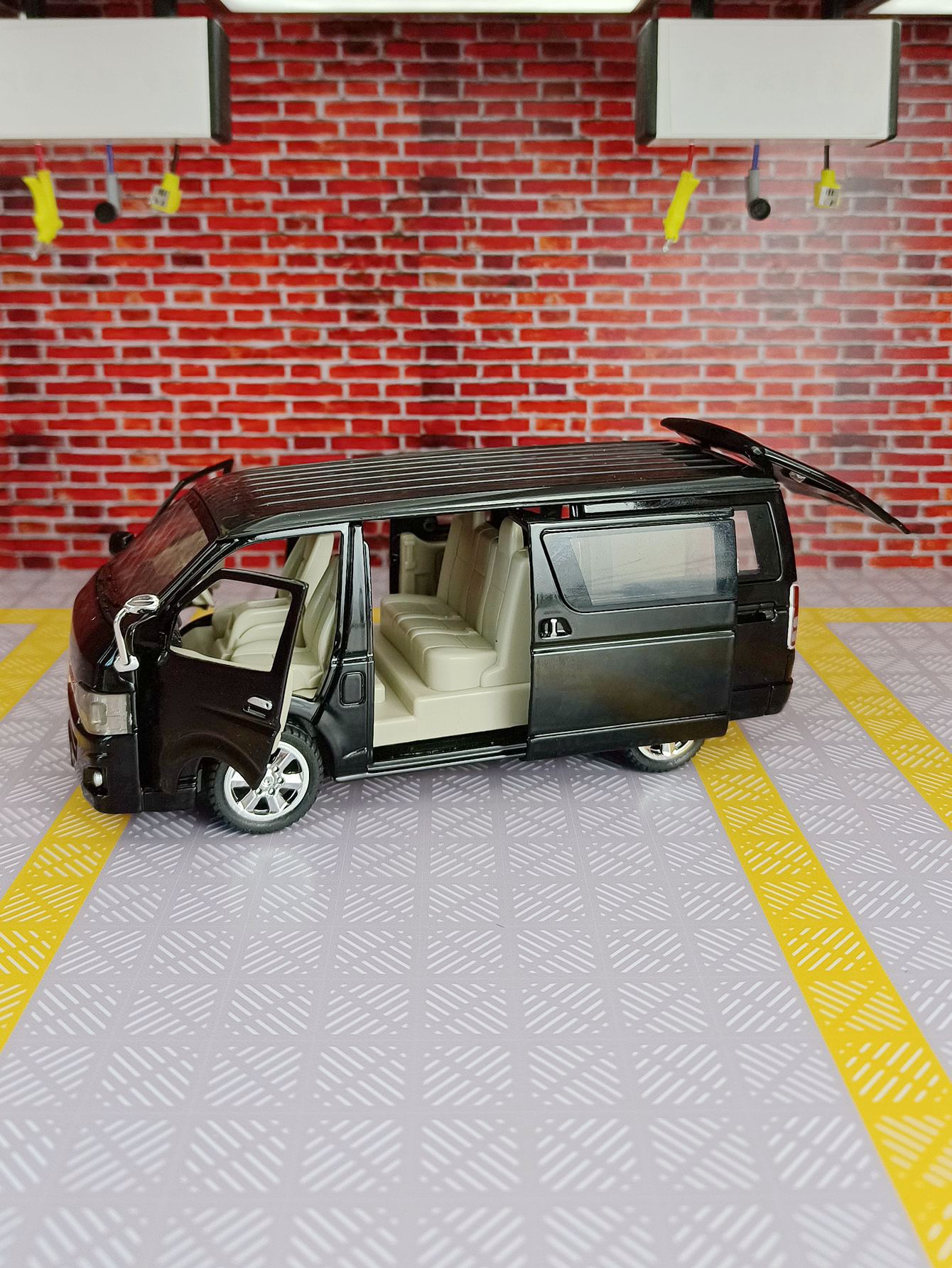 Modellino in lega Toyota Hiace - Decor Lighting Returns recensione e prezzo