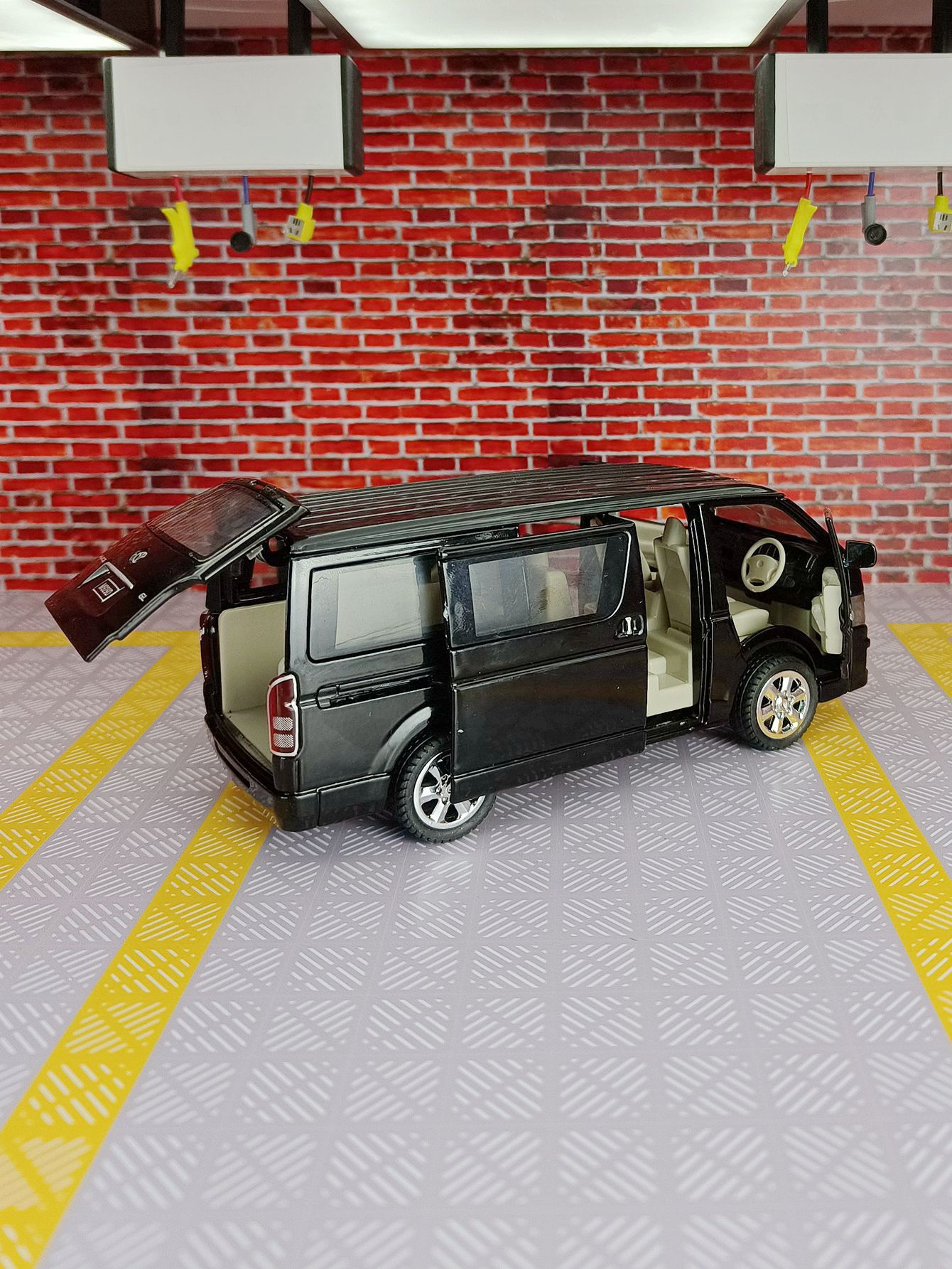 Modellino in lega Toyota Hiace - Decor Lighting Returns recensione e prezzo